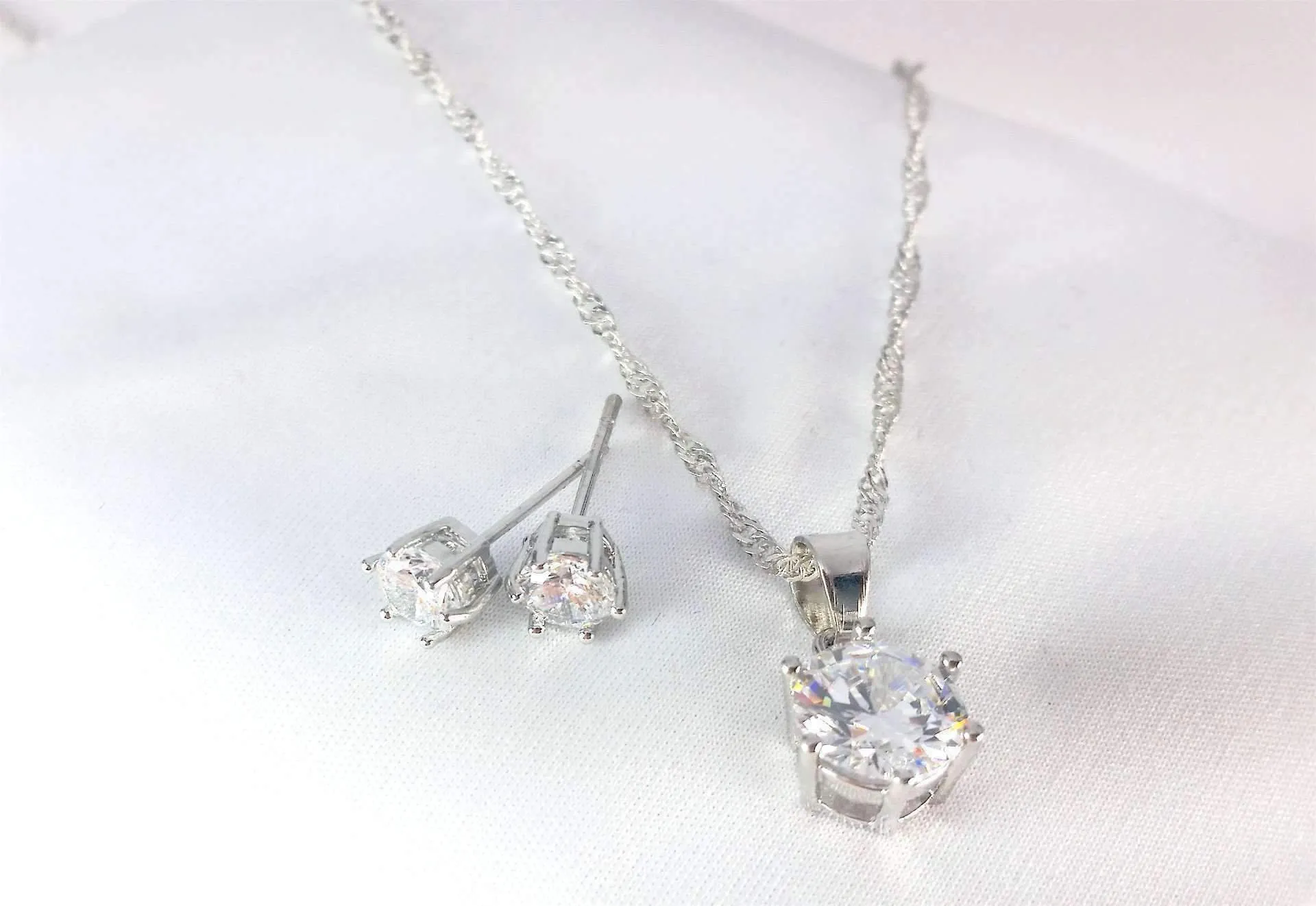 18K White Gold Plated Splendid Solitaires Round IOBI Crystals 2CT Necklace and 1CT Earrings Set For Woman