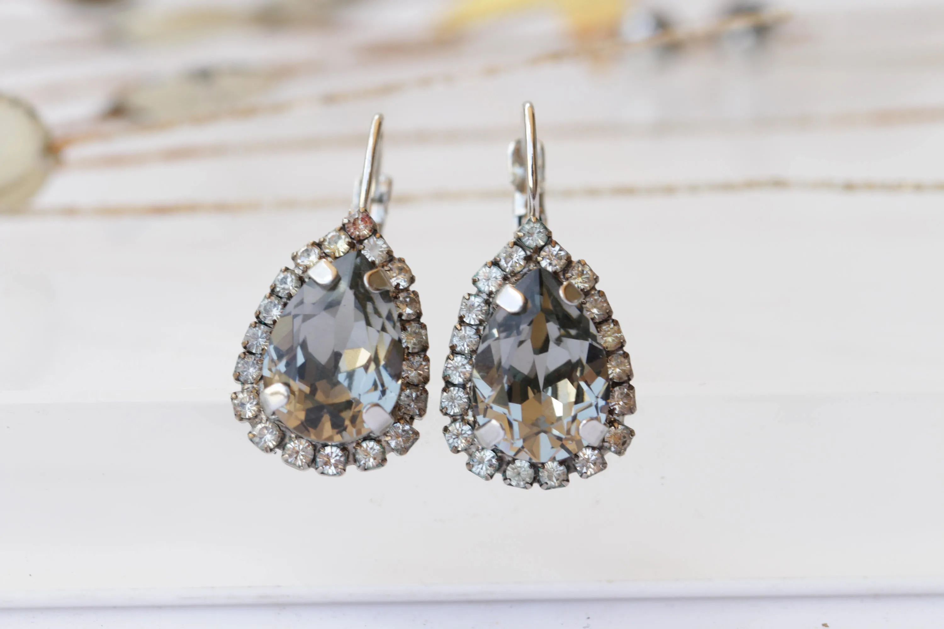 GREY TEARDROP NECKLACE