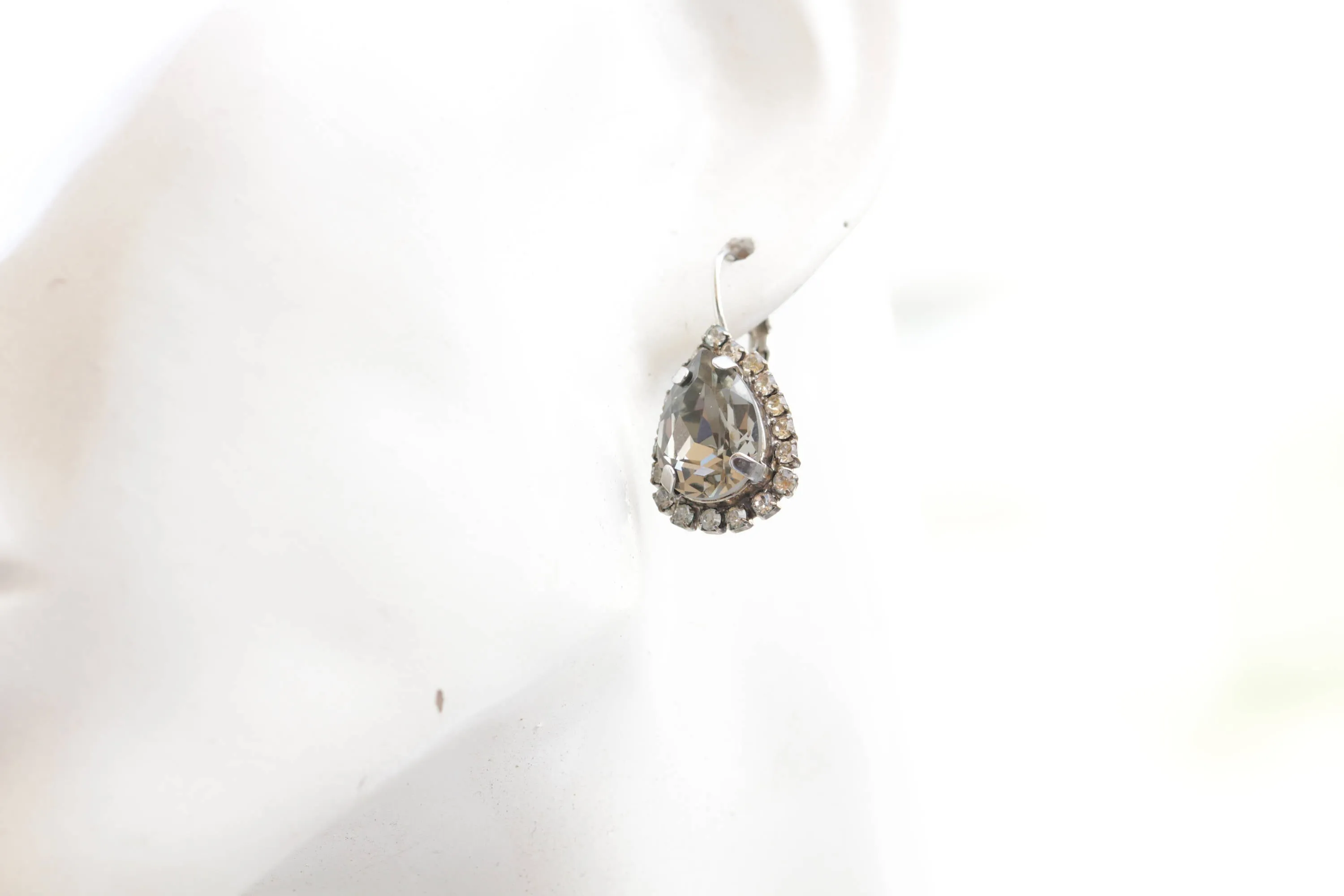 GREY TEARDROP NECKLACE