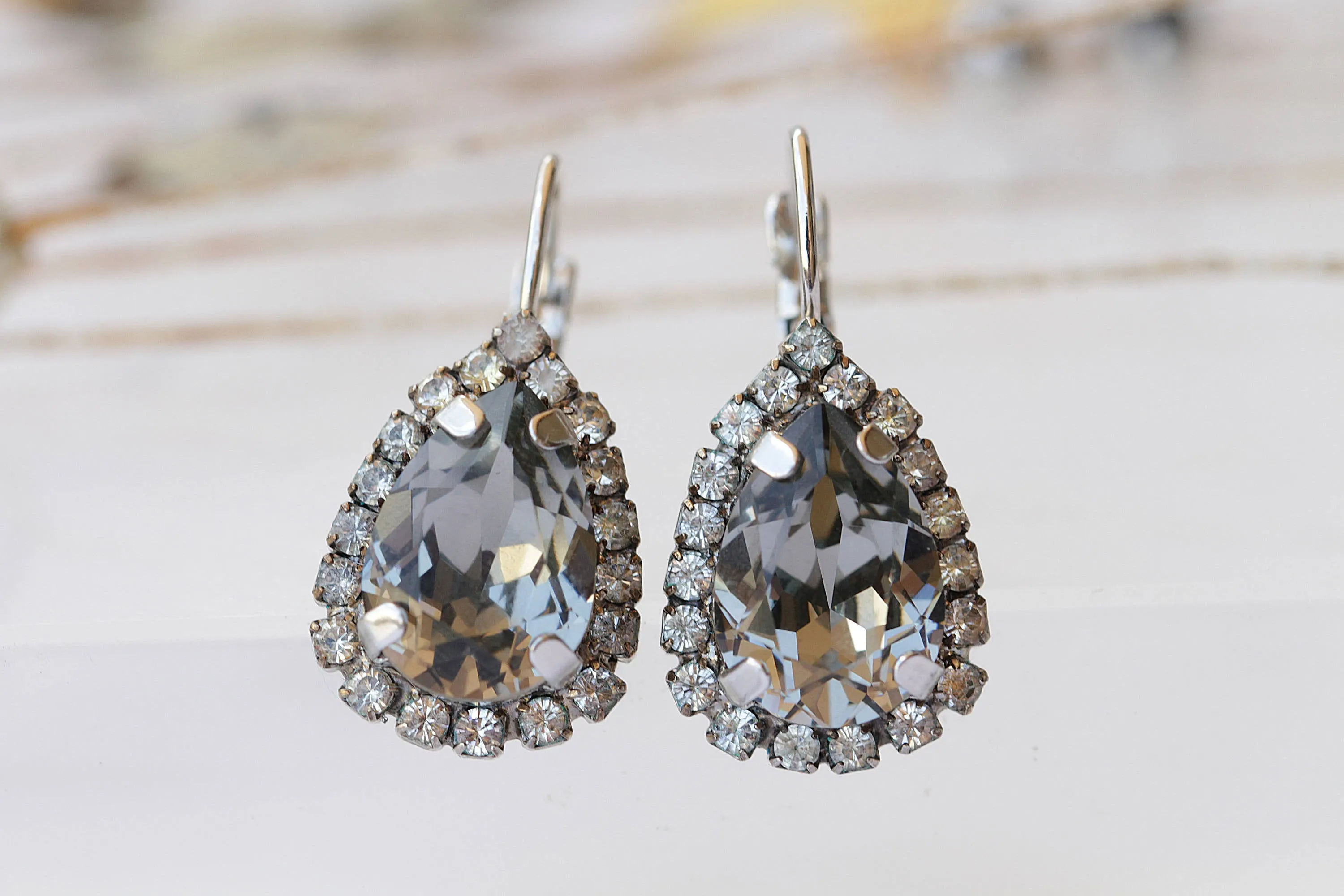 GREY TEARDROP NECKLACE