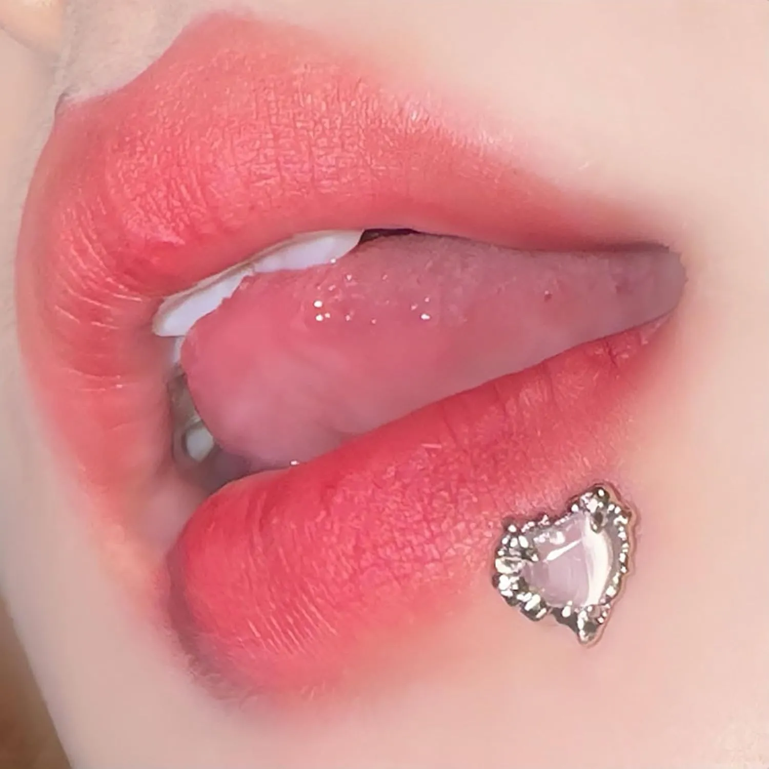 Heart-Shaped Labret Barbell Steel Lip Piercing Jewelry with Personalized Cute Setting Chrysoberyl Opal Inlaid Lip Human Puncture Jewelry for Women Men