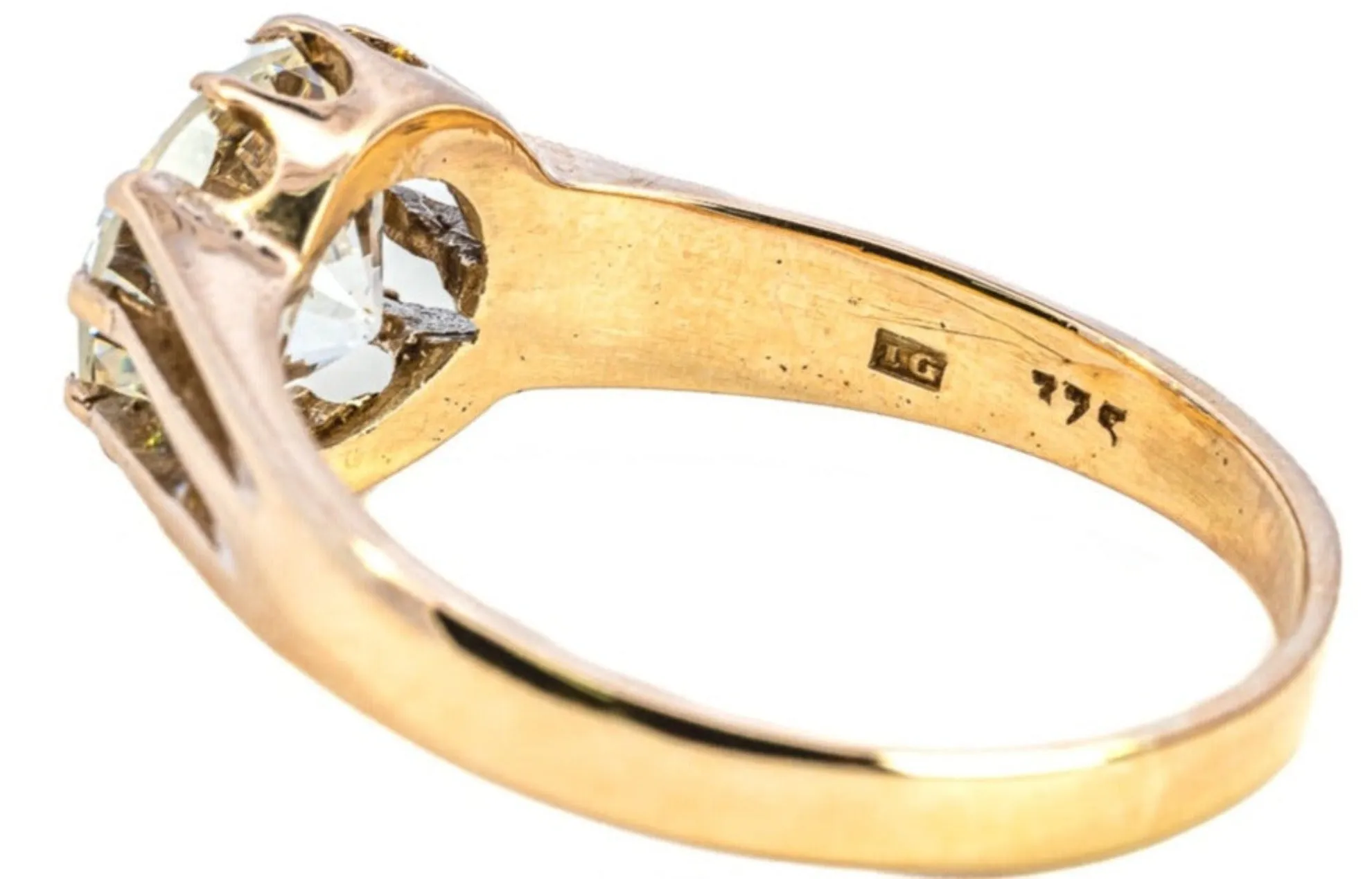 "Sustainable Romance: Chic Pre-Loved Yellow Gold Cubic Zirconia Ring for Valentine's"