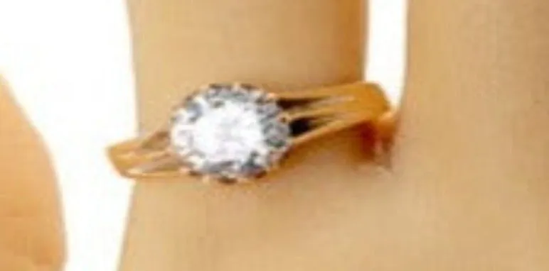 "Sustainable Romance: Chic Pre-Loved Yellow Gold Cubic Zirconia Ring for Valentine's"