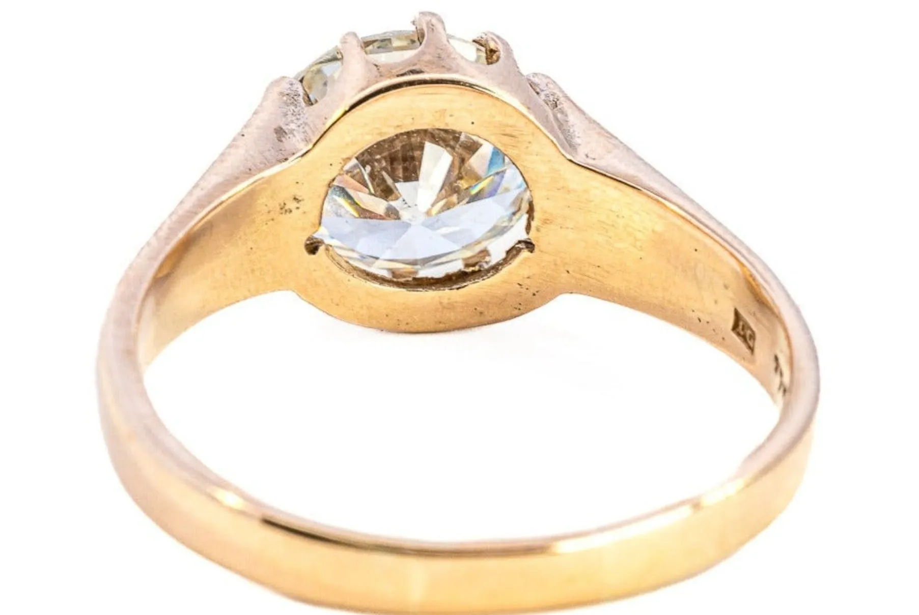 "Sustainable Romance: Chic Pre-Loved Yellow Gold Cubic Zirconia Ring for Valentine's"